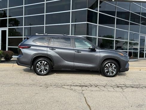 Used 2025 Toyota Highlander XLE AWD/4WD image 2