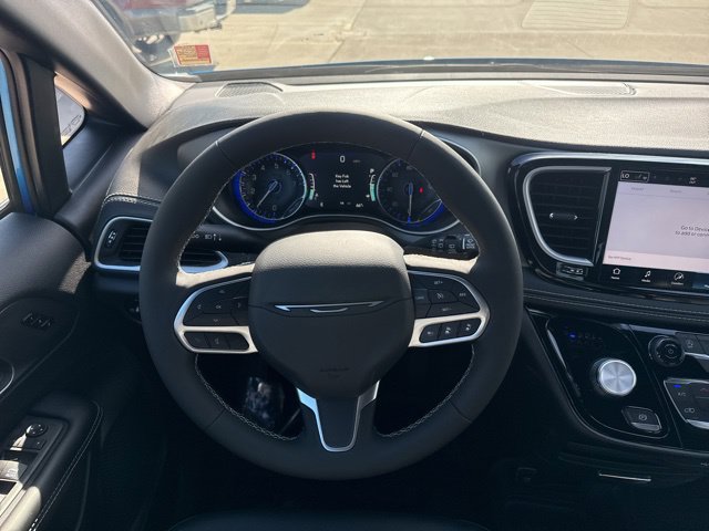 New 2027 Chrysler Pacifica Select AWD/4WD image 3