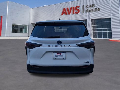 Used 2024 Toyota Sienna LE image 7