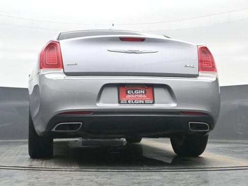 Used 2018 Chrysler 300 Touring image 29