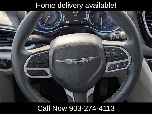 Used 2023 Chrysler Pacifica Touring-L FWD image 15