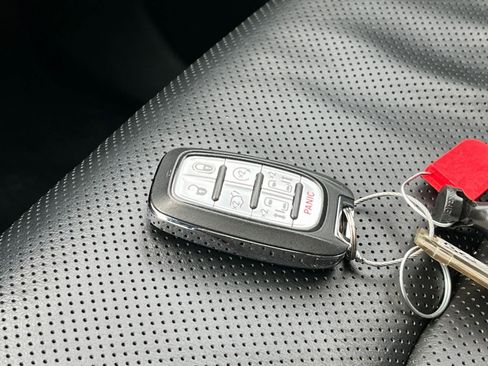 Used 2025 Chrysler Pacifica Limited image 26