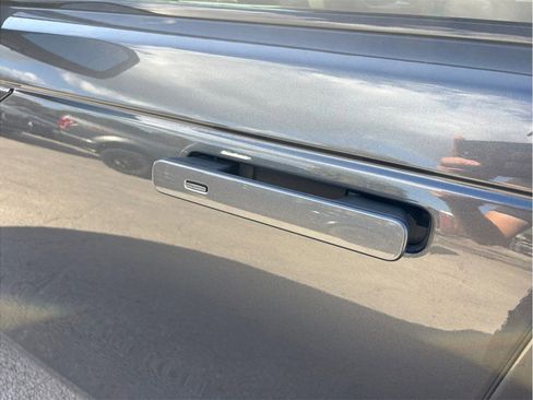 Used 2019 Land Rover Range Rover Velar R-Dynamic SE image 16