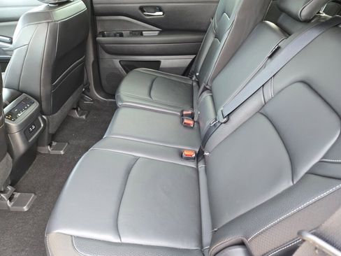 Used 2022 Nissan Pathfinder SL AWD/4WD image 17