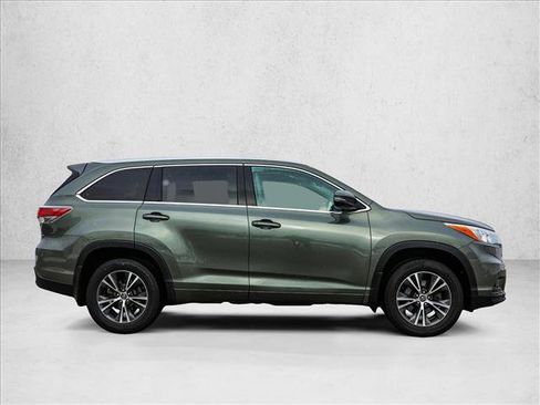 Used 2016 Toyota Highlander XLE image 4