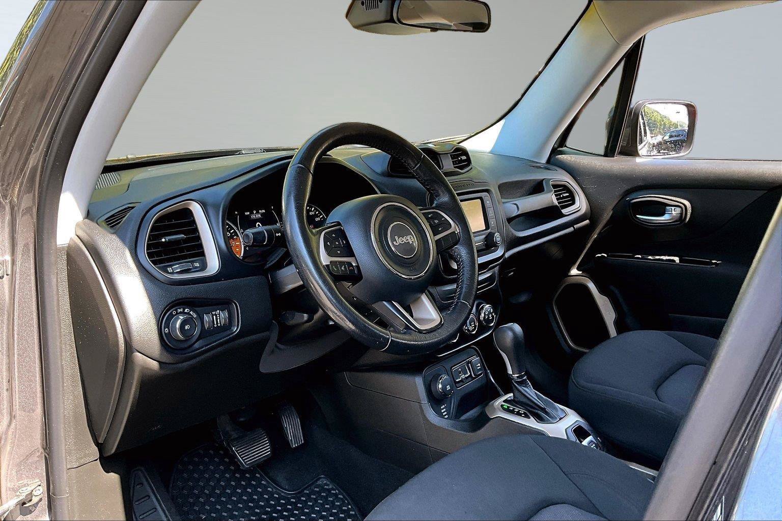 Used 2017 Jeep Renegade Latitude AWD/4WD image 14