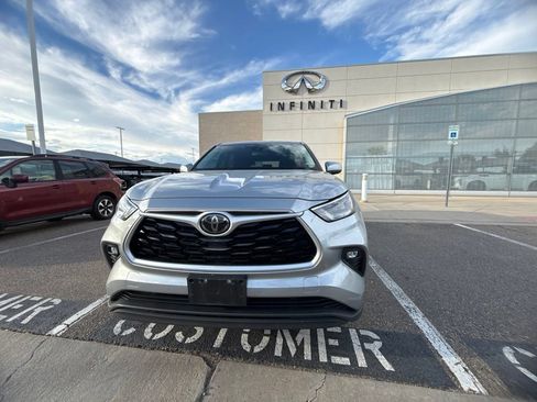 Used 2020 Toyota Highlander LE AWD/4WD image 2