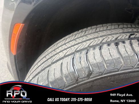 Used 2024 Chrysler Pacifica Touring-L FWD image 11