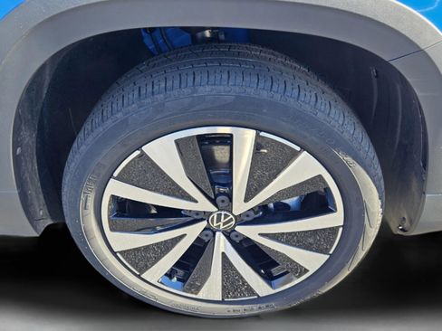 Used 2022 Volkswagen Taos SE w/ Panoramic Sunroof Package image 9