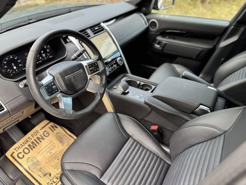 Used 2025 Land Rover Discovery S image 15