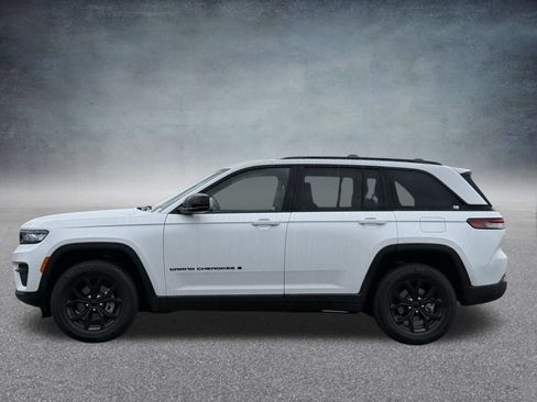 Used 2024 Jeep Grand Cherokee Altitude image 6