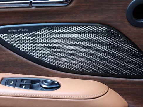 Used 2024 Aston Martin DB12 Convertible image 18