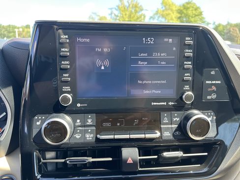 Used 2021 Toyota Highlander XLE AWD/4WD image 26