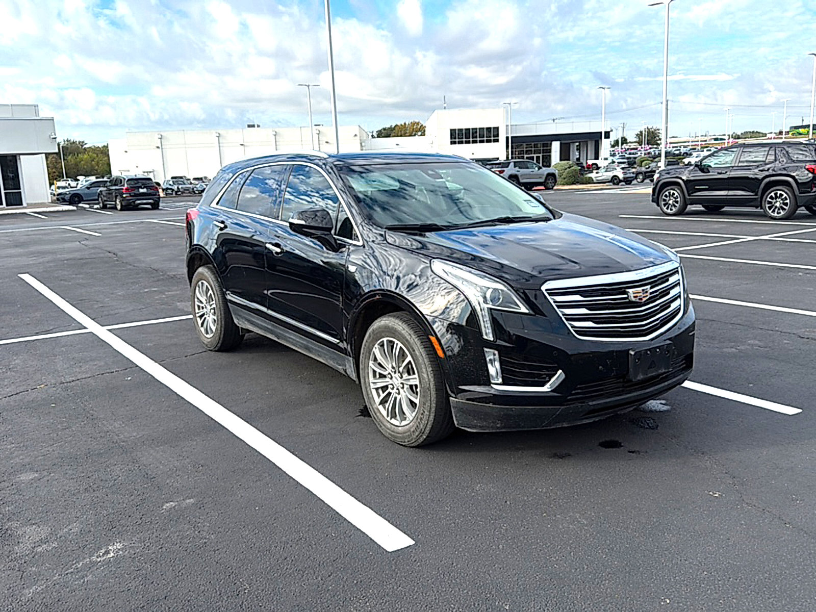 Used 2017 Cadillac XT5 Luxury w/ Driver Awareness Package FWD image 3