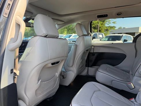 Used 2020 Chrysler Pacifica Limited FWD image 26