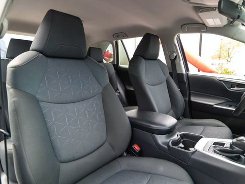 Used 2021 Toyota RAV4 XLE AWD/4WD image 17