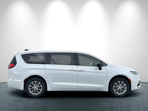 New 2026 Chrysler Pacifica Limited image 3
