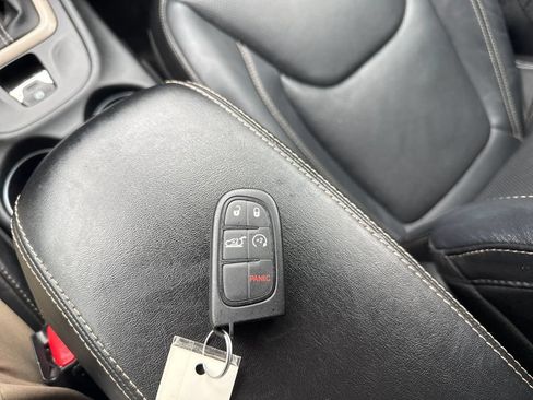 Used 2014 Jeep Cherokee Limited w/ Luxury Group AWD/4WD image 28