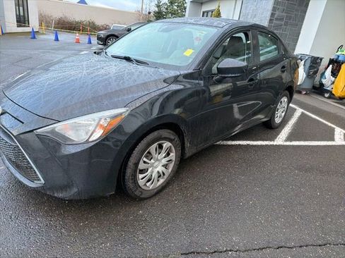 Used 2019 Toyota Yaris L image 3