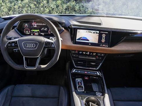 Used 2022 Audi e-tron GT Premium Plus image 12