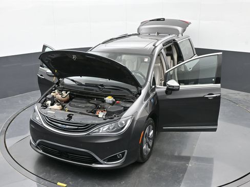 Used 2018 Chrysler Pacifica Limited w/ Advanced Safetytec Group FWD image 48