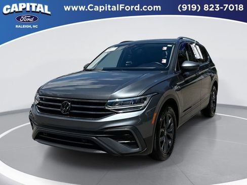 Used 2024 Volkswagen Tiguan SE FWD image 1