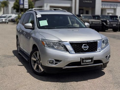 Used 2015 Nissan Pathfinder Platinum w/ Cargo Package FWD image 2