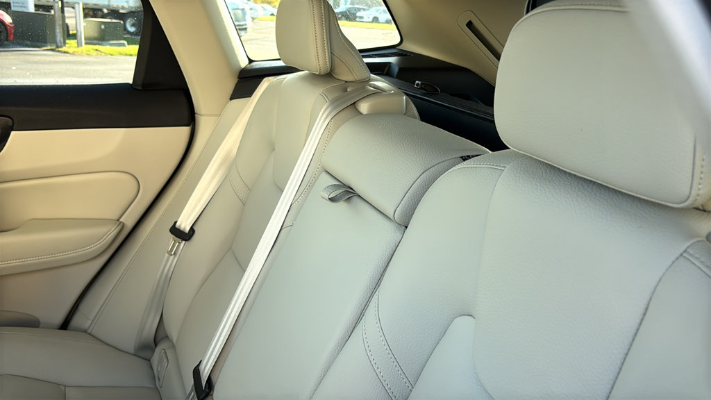 Certified 2024 Volvo XC60 B5 Plus w/ Protection Package Premier AWD/4WD image 11