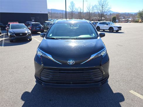 Used 2021 Toyota Sienna LE image 9