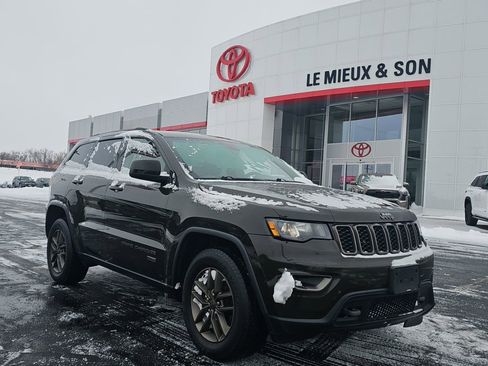 Used 2017 Jeep Grand Cherokee Laredo image 1
