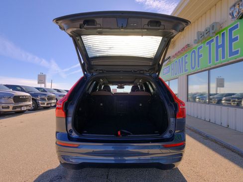 Used 2022 Volvo XC60 B5 Momentum image 23