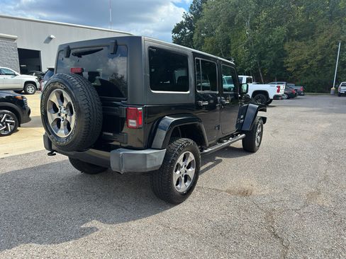 Used 2018 Jeep Wrangler Unlimited Sahara image 3