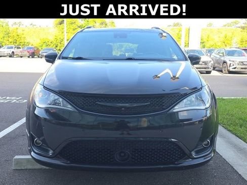 Used 2019 Chrysler Pacifica Limited w/ Advanced Safetytec Group FWD image 2