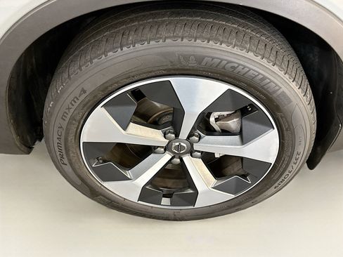 Used 2024 Volvo XC40 B5 Plus image 11