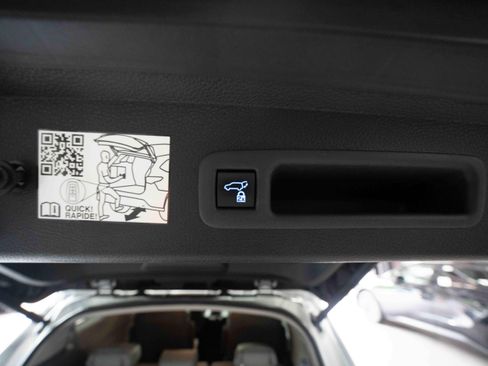 Used 2023 Toyota Sienna XLE FWD image 29