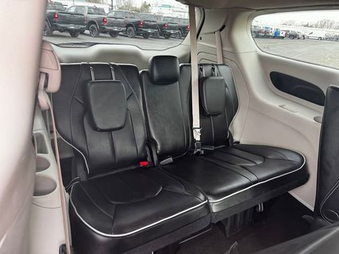 Certified 2023 Chrysler Pacifica Limited FWD image 17