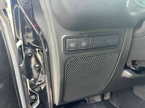 Used 2015 Jeep Wrangler Unlimited Rubicon w/ Connectivity Group AWD/4WD image 10