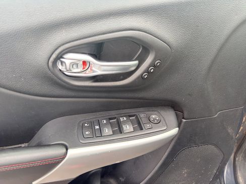 Used 2017 Jeep Cherokee Trailhawk image 10