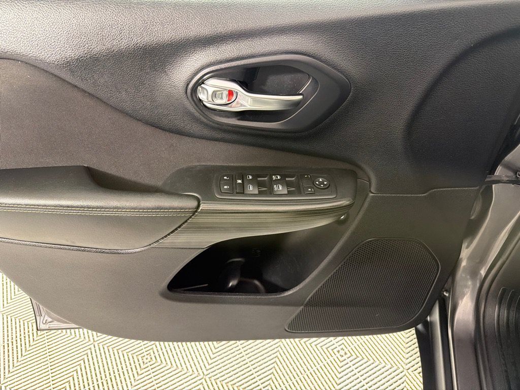 Used 2017 Jeep Cherokee Latitude FWD image 10