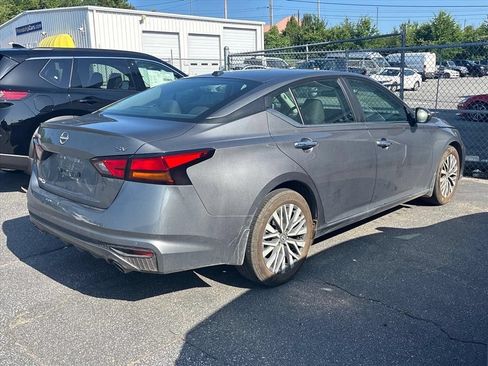 Used 2024 Nissan Altima 2.5 SV w/ SV Premium Package FWD image 7