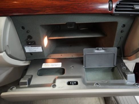 Used 2000 Cadillac De Ville Base 4D Sedan w/ Comfort/Convenience Pkg image 37