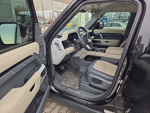 Used 2024 Land Rover Defender 110 X-Dynamic SE image 15