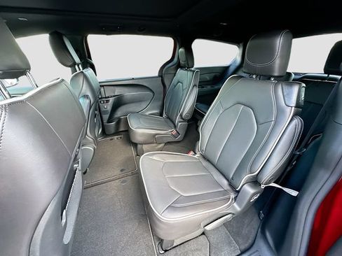 New 2026 Chrysler Pacifica Limited FWD image 18