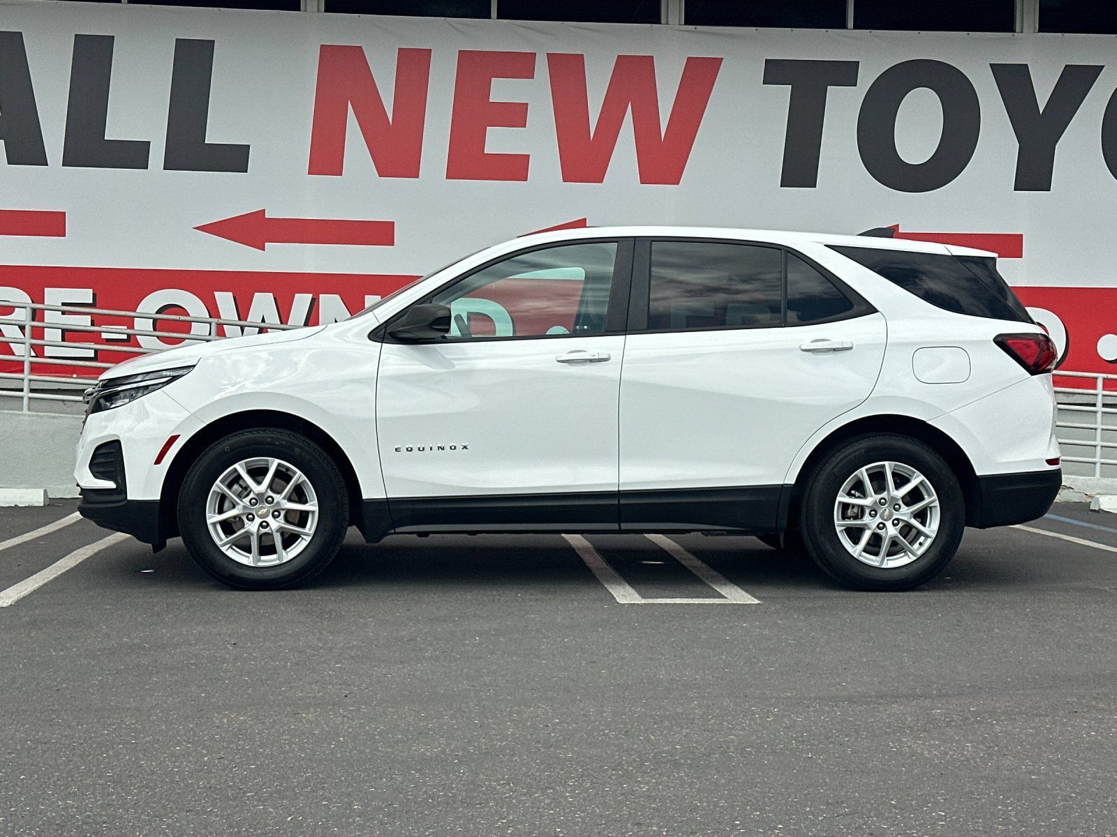 Used 2022 Chevrolet Equinox LS w/ LS Convenience Package FWD image 2