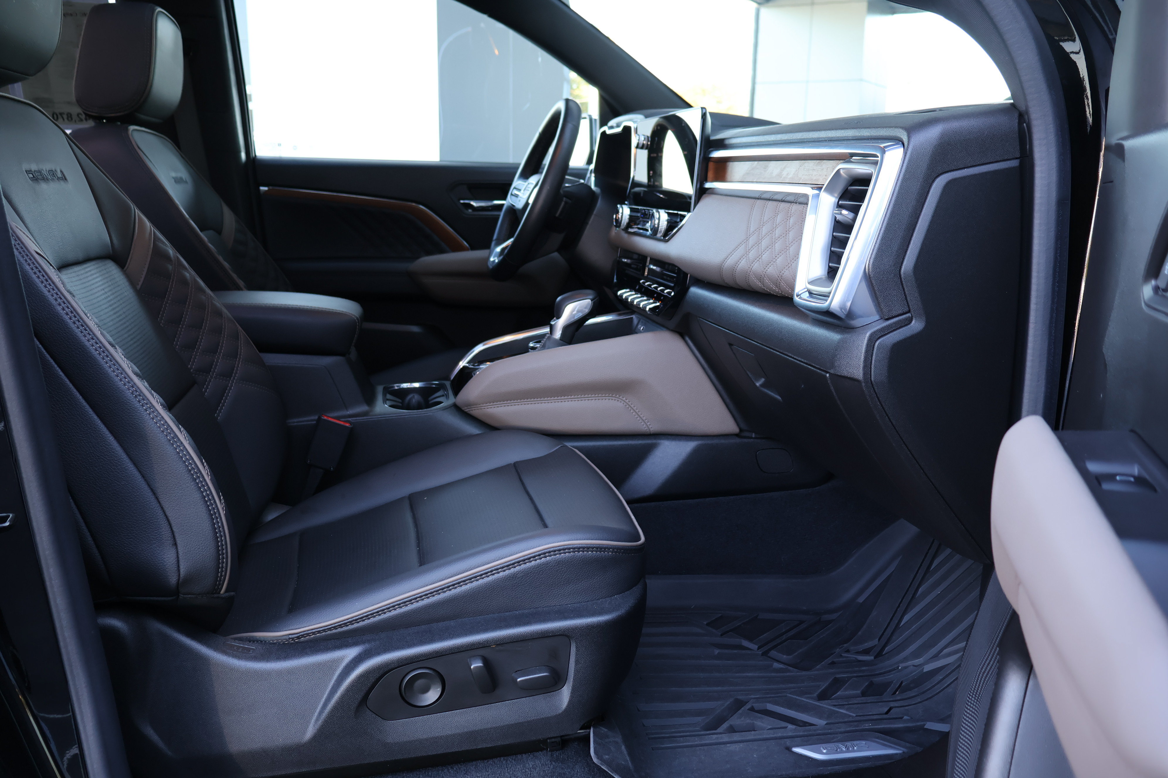 Used 2023 GMC Canyon Denali w/ Denali Black Edition AWD/4WD image 29