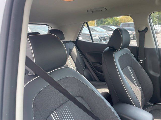 Used 2025 Hyundai Venue Limited FWD image 7