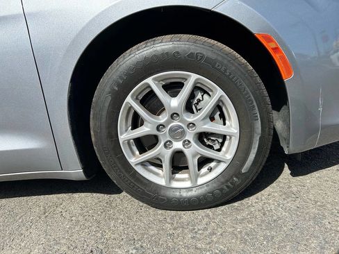 Used 2020 Chrysler Voyager Lxi image 37