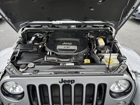 Used 2015 Jeep Wrangler Unlimited Sahara AWD/4WD image 28