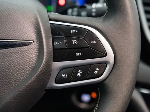 Used 2025 Chrysler Pacifica Select FWD image 16