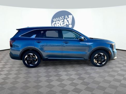 Certified 2025 Kia Sorento EX image 8